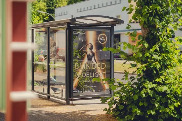 KI-Key-Visual „Blinded by Delight“ als City-Light-Plakat im Berliner Stadtraum